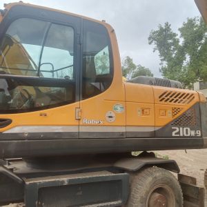 22 Ton Hyundai R210w-9 Wheeled Excavator Equipped With Cummins B7 Engine