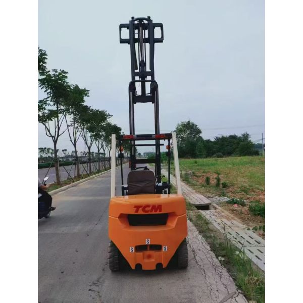 Japanese Original Used TCM 2.5-Ton Diesel Forklift with 3-Stage Heavy-Duty Steel Build for Demanding Environments