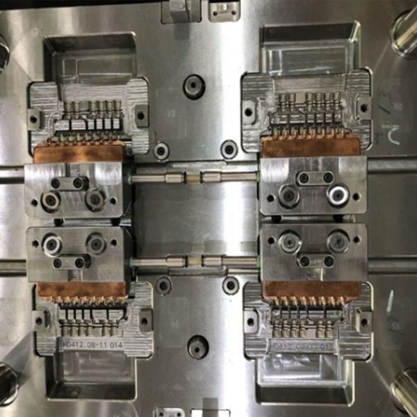 ISO9001 PP40 GF Plastic Injection Moulds Druckverteiler Car Fitment