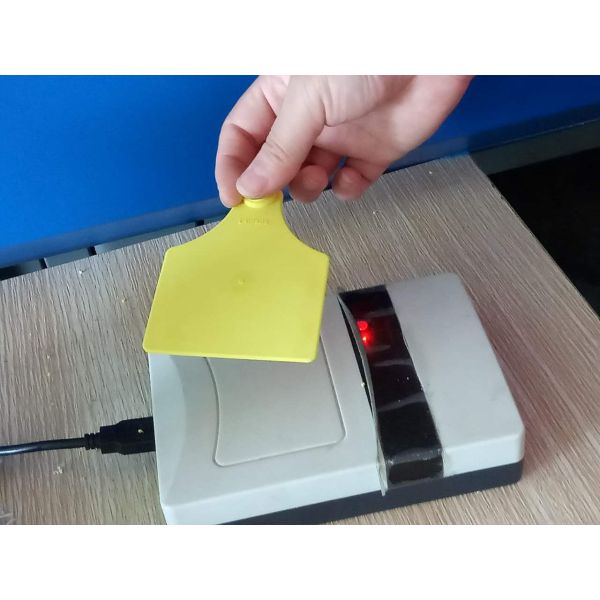 Durable TPU Electronic Ear Tags For Cattle Tamper Proof Long Distance 98*73mm