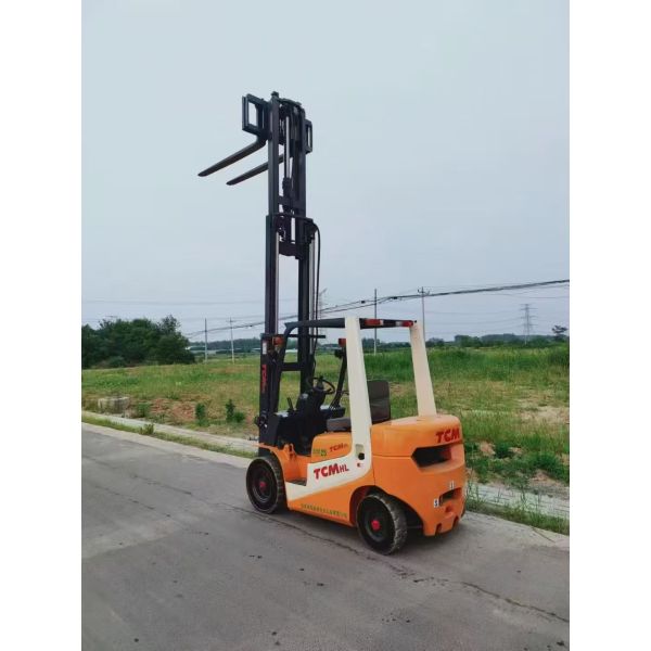 Japanese Original Used TCM 2.5-Ton Diesel Forklift with 3-Stage Heavy-Duty Steel Build for Demanding Environments