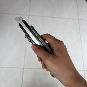 Cheap Black Handle Red Tail 18mm Utility Knives Aluminum SK2 Blade For Versatile for sale