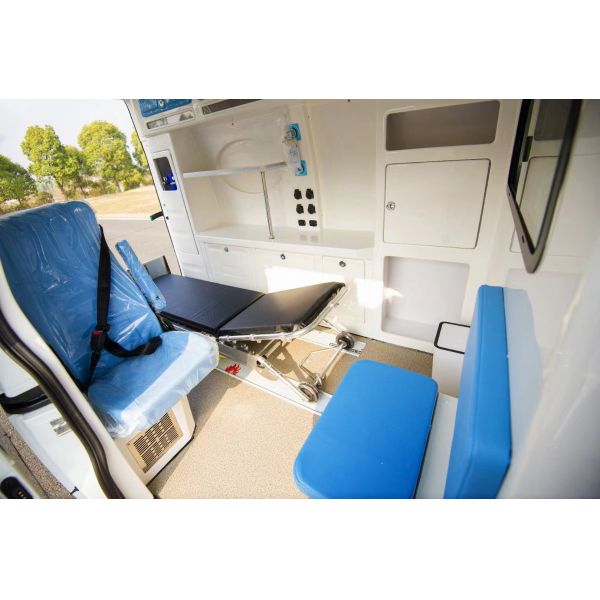 Customized New Ambulance Euro 5 Hospital Disability Transfer Vehicle 4x2 Mobile Clinic Vehicle
