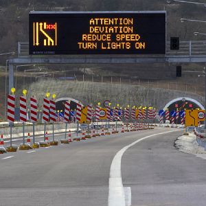 Highway Traffic Variable Message Sign with 3906 dot/m2 Pixel Density 310W Power Consumption and >120Hz Refresh Rate VMS LED Display