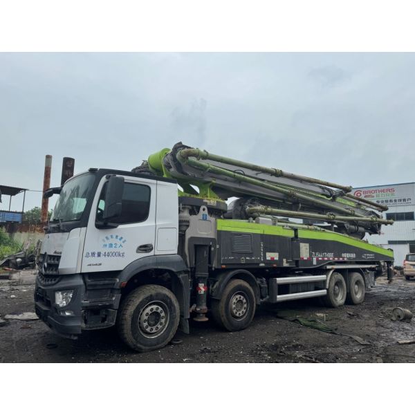 Zoomlion Concrete Pump Truck 56 Meters Using Mercedes-Benz Chassis for 20 Years