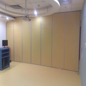 China Customized Movable Operable Restaurant Partition Wall Aluminum Frame + MDF Materials on sale
