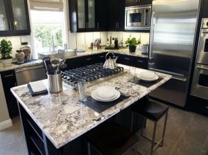 China Modern Stone Slab Countertop Kitchen Designs White Rose Granite Countertop on sale