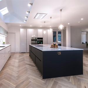 Contemporary Glossy White Lacquer Kitchen Cabinet With Matte Black Handless