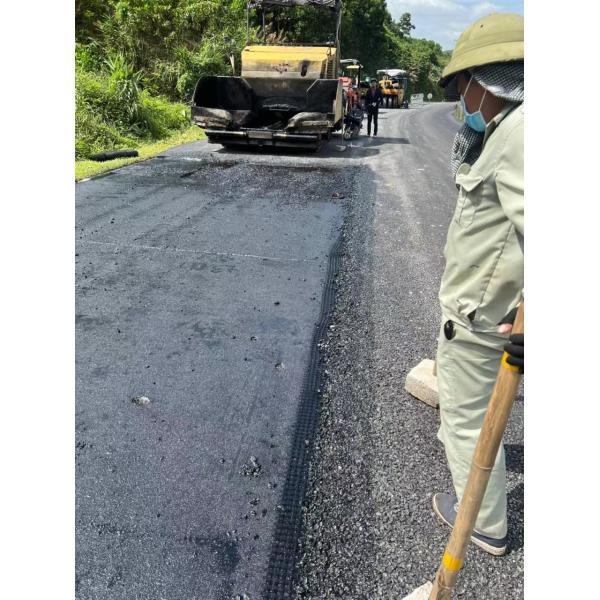 25.4x25.4mm Fiberglass Bitumen Geogrid Asphalt Reinforcement For Road Pavement