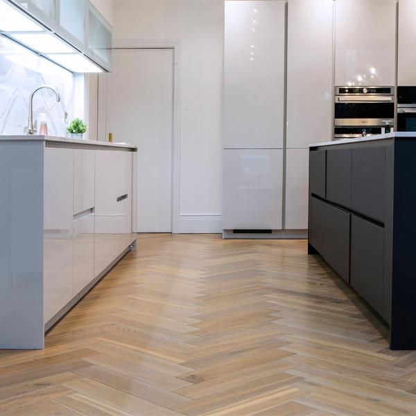 Contemporary Glossy White Lacquer Kitchen Cabinet With Matte Black Handless Island