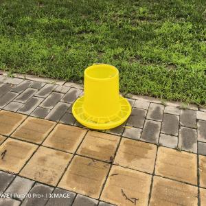 Durable Plastic Animal Feed Buckets Capacity 8 Liters For Farms