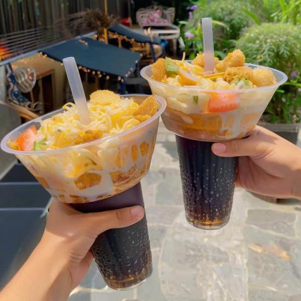 Quality New Function 2 in 1 PP Snack and Drink Cup Disposable Plastic Cup with Snack Bowl on Top for Hot Pot Milk Tea Ice Snacks wholesale