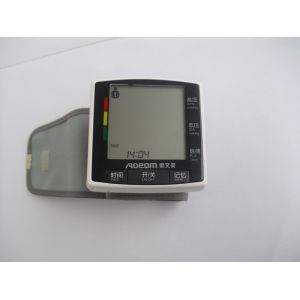 4 - 37.3 kpa Wrist Digital Portable Blood Pressure Monitors with voice function