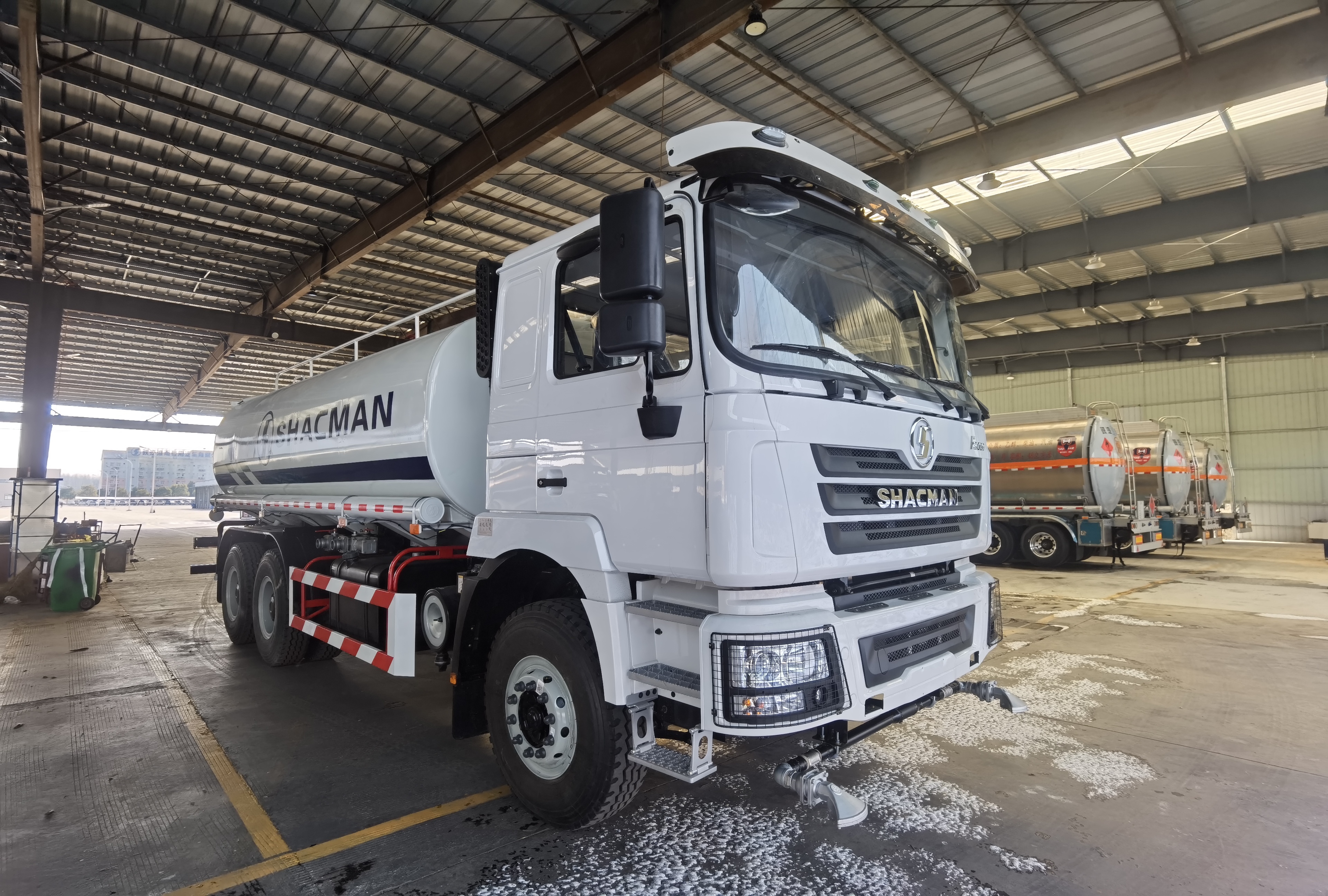 SHACMAN F3000 6x4 Water Tank Truck with 300L Fuel Tank and 7.5T/2*13 Double