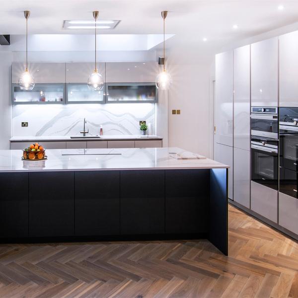 Contemporary Glossy White Lacquer Kitchen Cabinet With Matte Black Handless Island