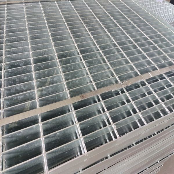 Small Hole Industrial Steel Grating On Platform Of Wastewater Equipment