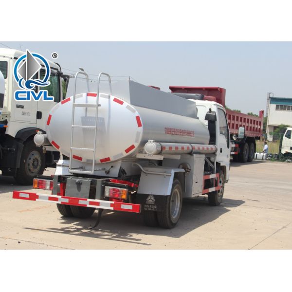 New High Performance Petroleum Liquid Tanker Truck 5.65 Cubic Meters / Oil/Fuel Transportation Trucks