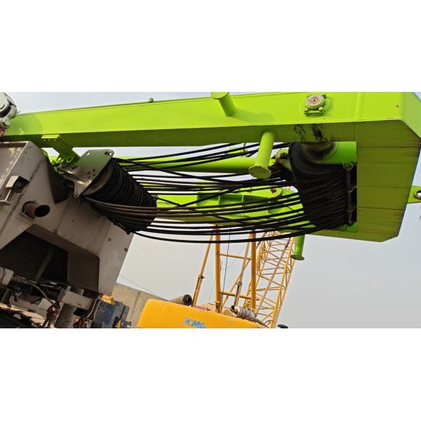 Extremely Efficient ZCC2600 260 Ton Mobile Hydraulic Crawler Crane Heavy Lifting Equipment