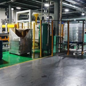 Double Channel Gantry Palletizer with Paper Dividers for Soft Drinks Packaging