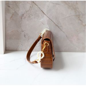 26cm 6cm 18cm Crocodile Saddle Bag With Wide Strap Moderate Hardness