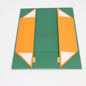 Luxury Customized Cardboard Magnet Folding Packaging Boxes With Handle For