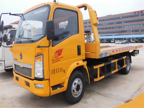Quality 4X2 Small Flatbed Tow Truck 3 Ton 2 Axles 6 Wheels For Sinotruk HOWO CCC Approved wholesale