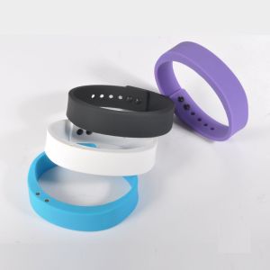 Smart Fitness WristBand tracking your activity and sleep with android 4.0 OS