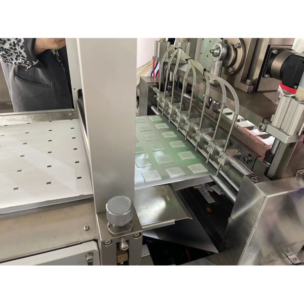 High Speed Medical Automatic Alcohol Cotton Swab Prep Pad Packaging Making
