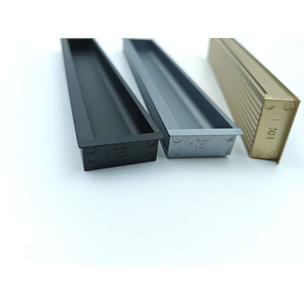 Modern, simple embedded handles – available in dark colors. Ideal for use in