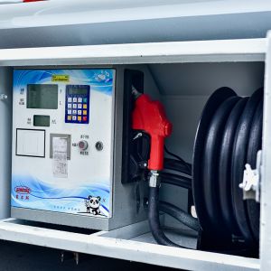 Manual Transmission Dongfeng Small 6000L Diesel Gasoline Fuel Tanker Truck