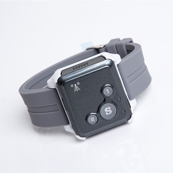 Real time gsm tracking device insert sim card gsm gprs tracker for kids/old