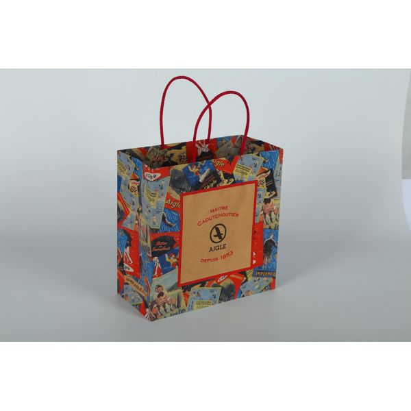 Quality 2022 wholesale craft paper bag custom design printed paper gift bag with cotton rope wholesale