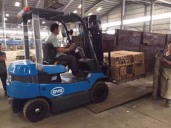 2.5 Ton Counterbalance Electric Stacker , Battery Operated Forklift 3m Lifting