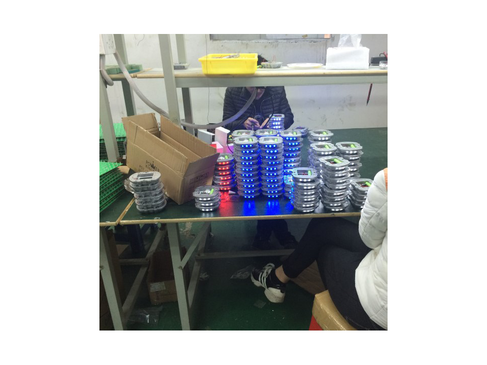 G105 Solar Aluminum Road Stud Reflector with Embedded Cat Eye with LED Color Options