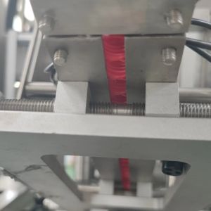 Automatic Lug Cap Sealing Machine Inline Bottle Capping Machine