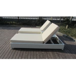 Powder Coated Aluminum Frame And White PE Flat Rattan Sun Lounger