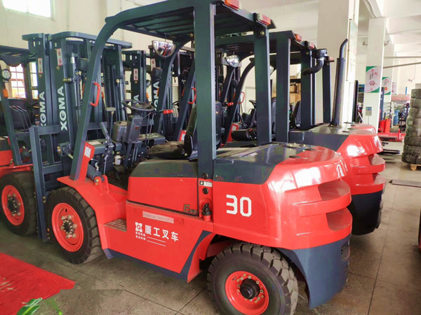 Compact Structure 3 Ton Forklift 3000mm Max Lifting Height With Superior Passage