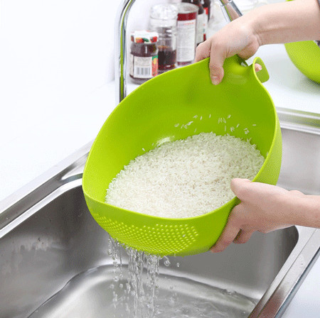 Quality Plastic Rice Strainer Bowl with Handle Kitchen Draining Colanders for Cleaning Vegetables wholesale