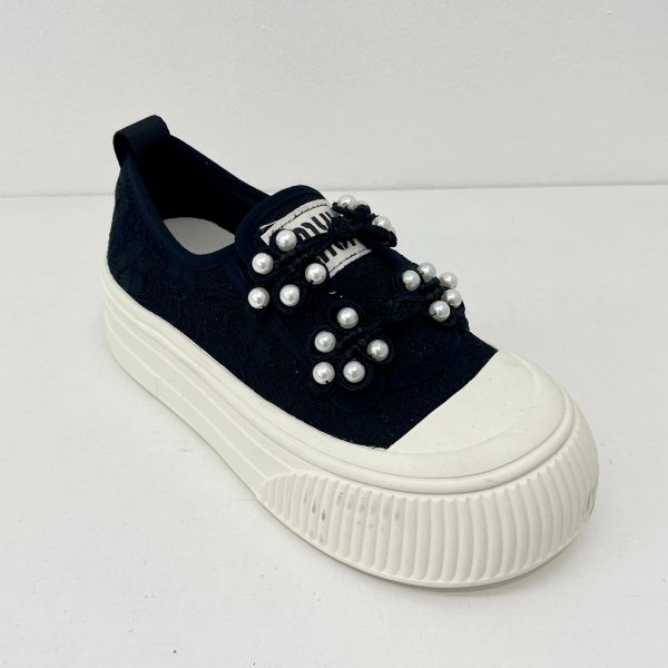 Quality Women Canvas Walking Shoes Pearls On Ladies Canvas Trainers wholesale
