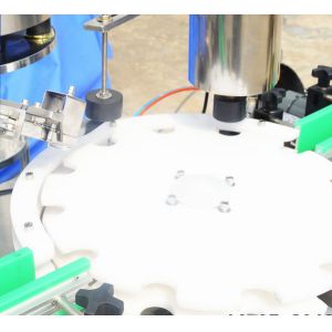 Plastic / Glass Bottle Automatic Liquid Filling Machine Used For Beverage / Food