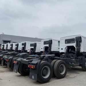 Second Hand Sinotruk Howo Tractor Truck with 10 Forward Shift and 8L Engine