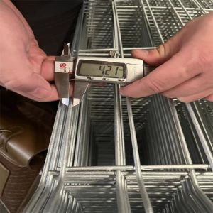 Hot Dip Galvanized PVC Coated Green 3d V Bending Curved Welded Wire Mesh Fence