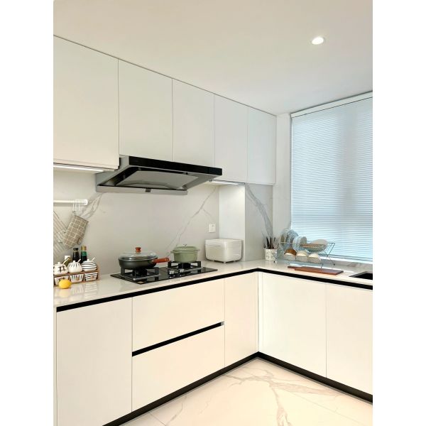 Modern High Gloss Kitchen Cabinets Featuring Elegant Stainless Steel Hardware