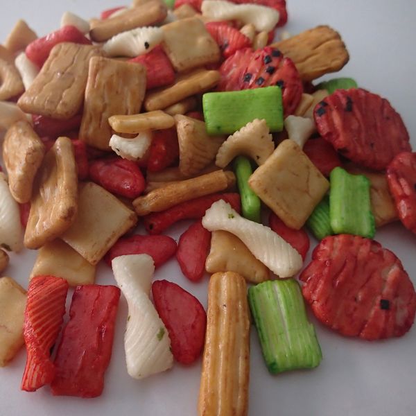 Quality OEM Japanese Rice Crackers Semi Soft Japanese Sesame Crackers wholesale