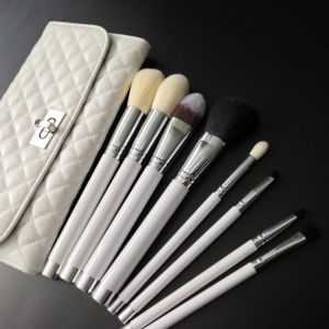 High Performing Makeup Brushes 8 Pieces Set With Durable Plastic Handle
