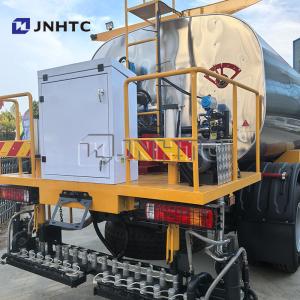 HOWO 4X2 Road Construction Trailer Asphalt Distributor Truck With Spray Bar For