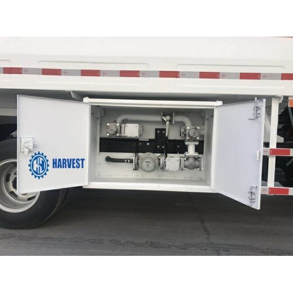 Howo 116hp 5000L Capacity 4x2 Light Duty Fuel Tanker Lorry With Flow Meter