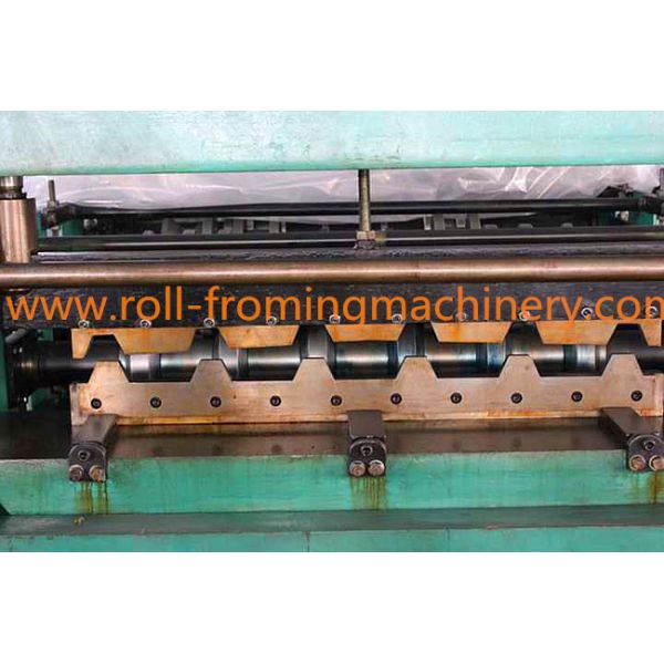 Roof Roll Forming Machinery 18 stations With 5 Tons De-coiler Single Chains
