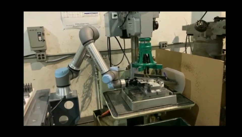 Cheap 6 Axis Collaborative robot UR5 for polishing payload 5kg universal robot with robotiq gripper Hand-E Cobot for sale