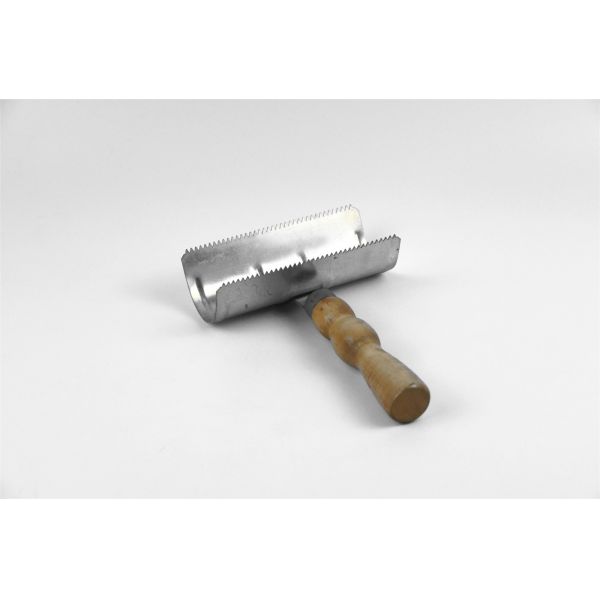 Quality Arched Metal Horse Grooming Curry Comb 19*12.7 cm With Wooden Handle wholesale